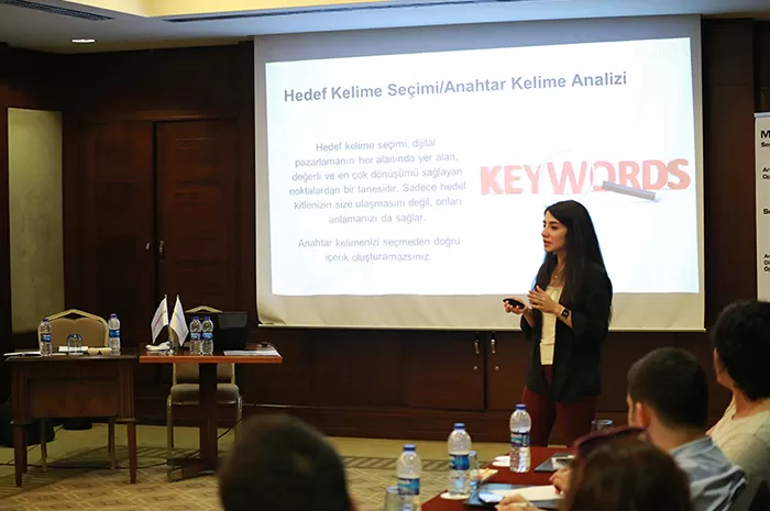 seo içerik editörlüğü eğitmeni esra gündüz